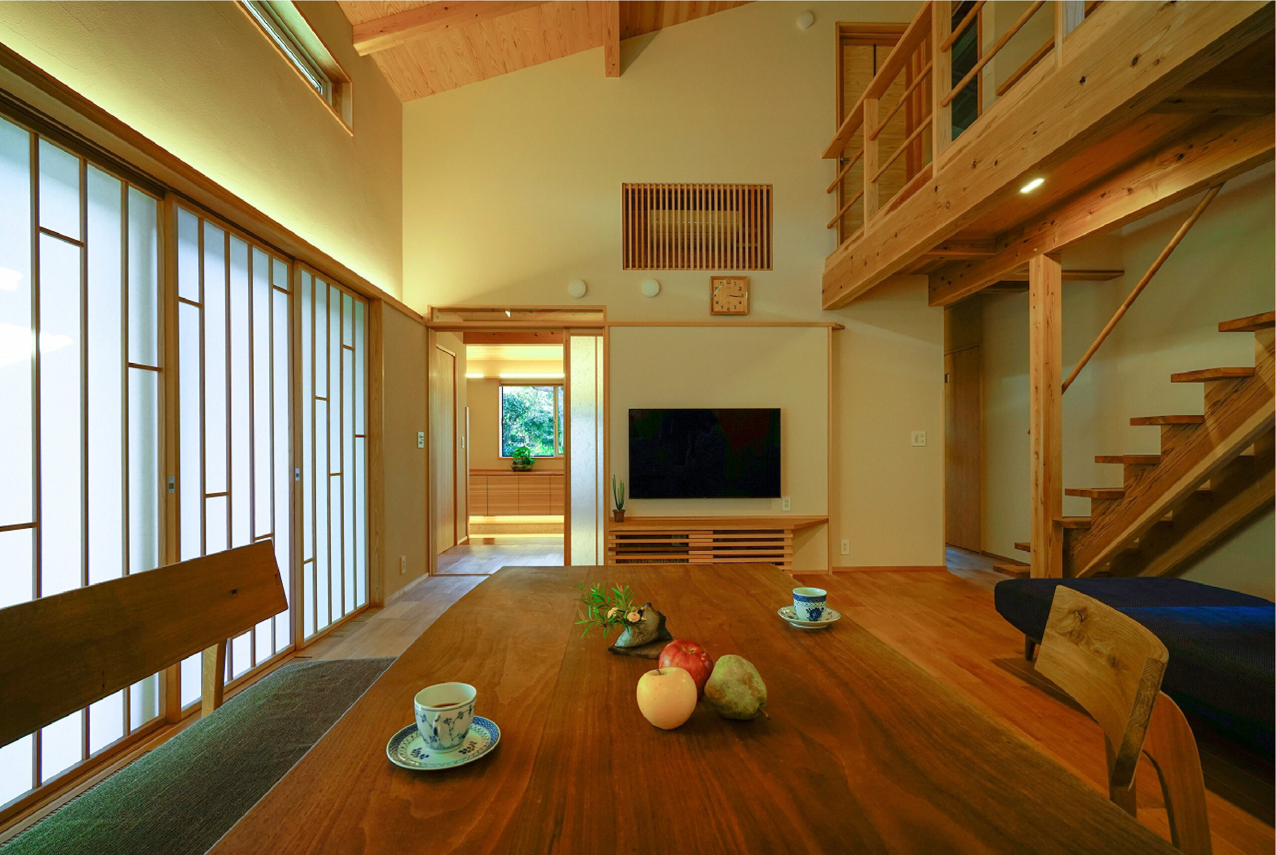 空間をスッキリと見せてくれるTV用の造作収納とエアコンの目隠し格子なら埼玉県本庄市の小林建設
