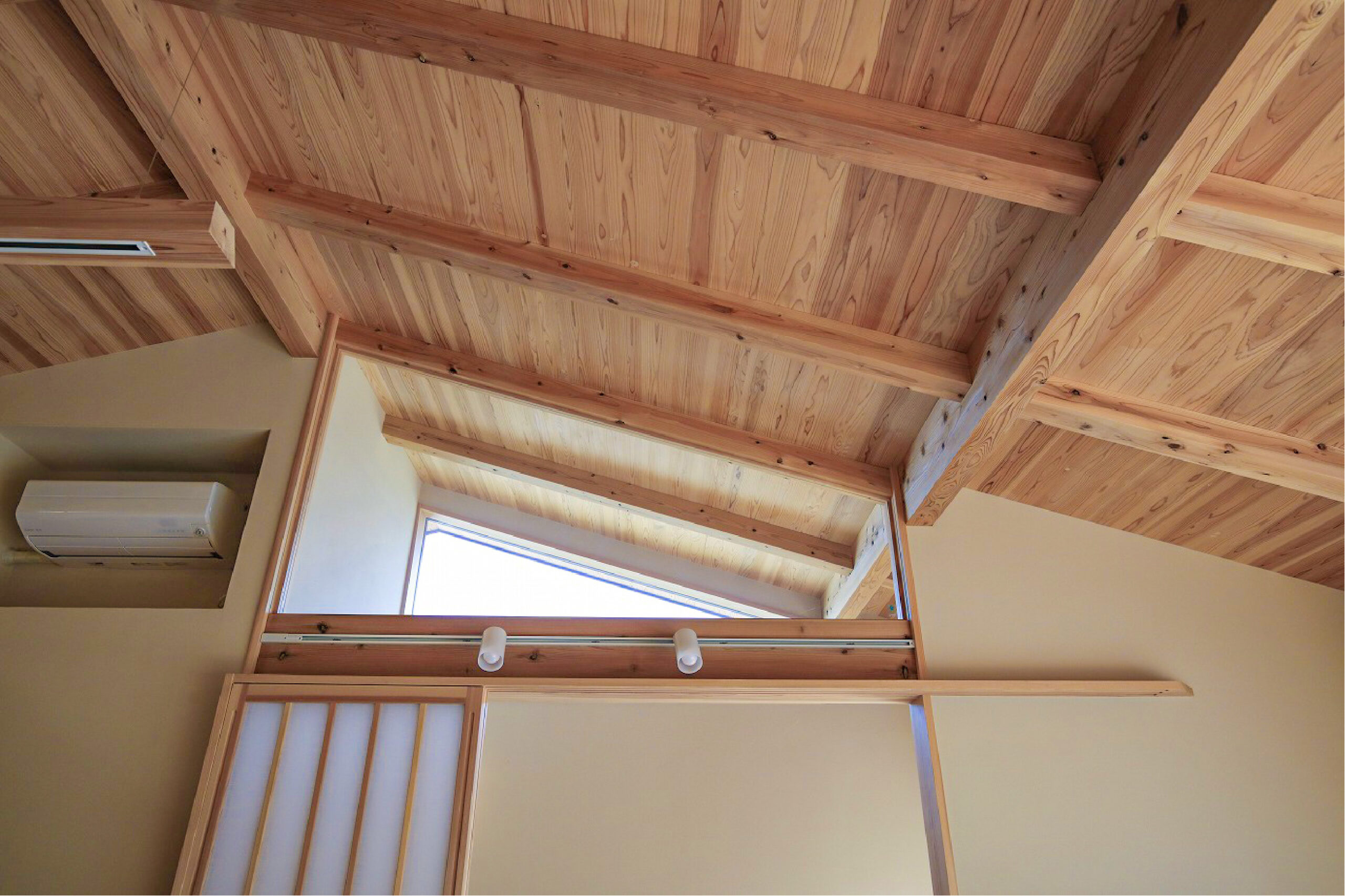職人さんの技が光る屋根の勾配に合わせたハイサイド窓をつくるなら埼玉県本庄市の小林建設