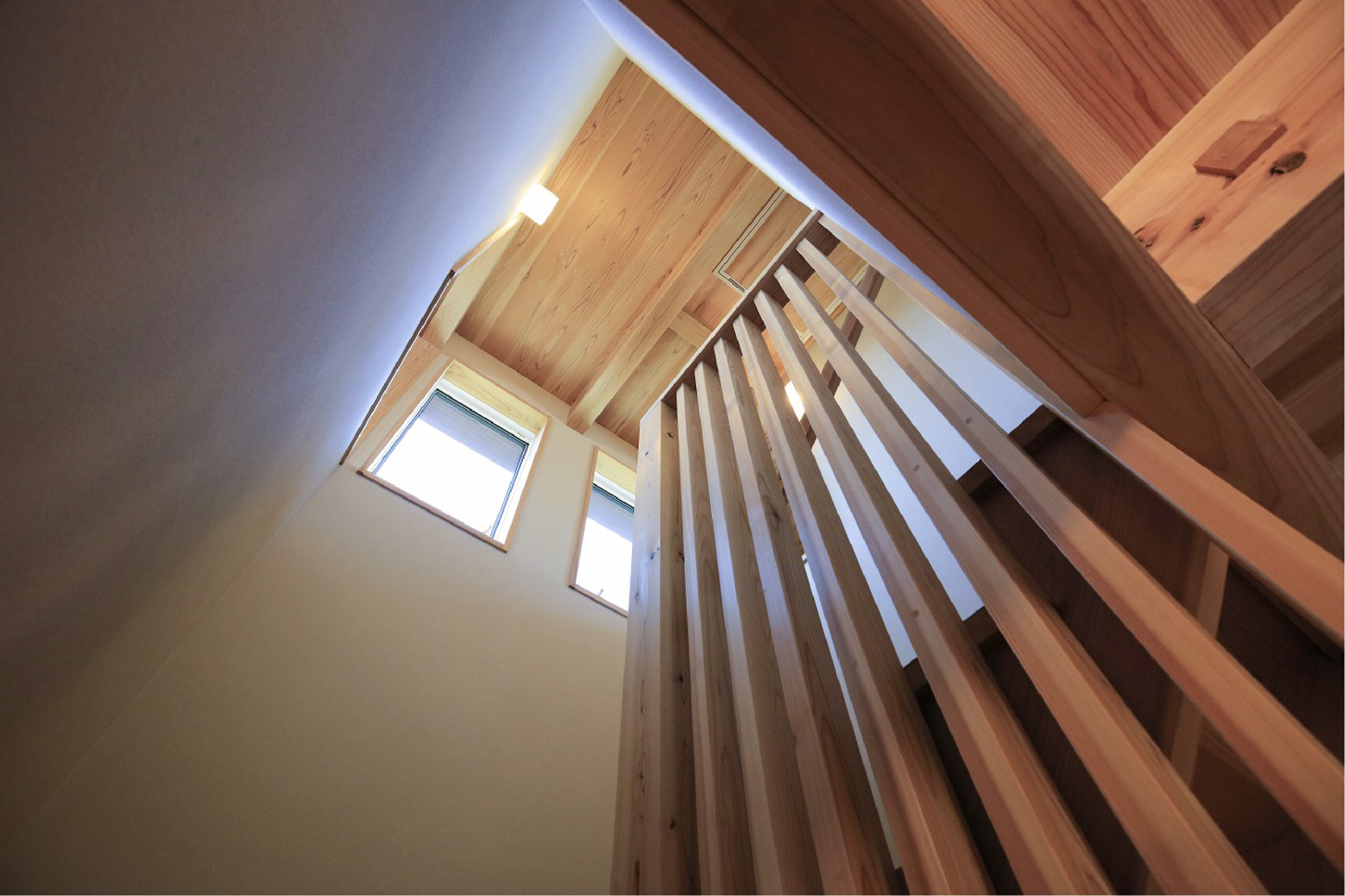 高窓から落ちる陽の光で明るい回り階段なら埼玉県本庄市の小林建設