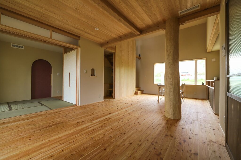 立派な大黒柱が空間を支える耐震性に優れたあたたかい木の家なら埼玉県本庄市の小林建設