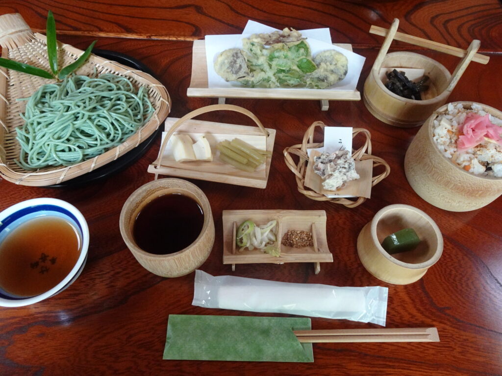 陽の栖小林建設主催の春の山マイカーツアーにて、竹寺でいただいた蕎麦膳