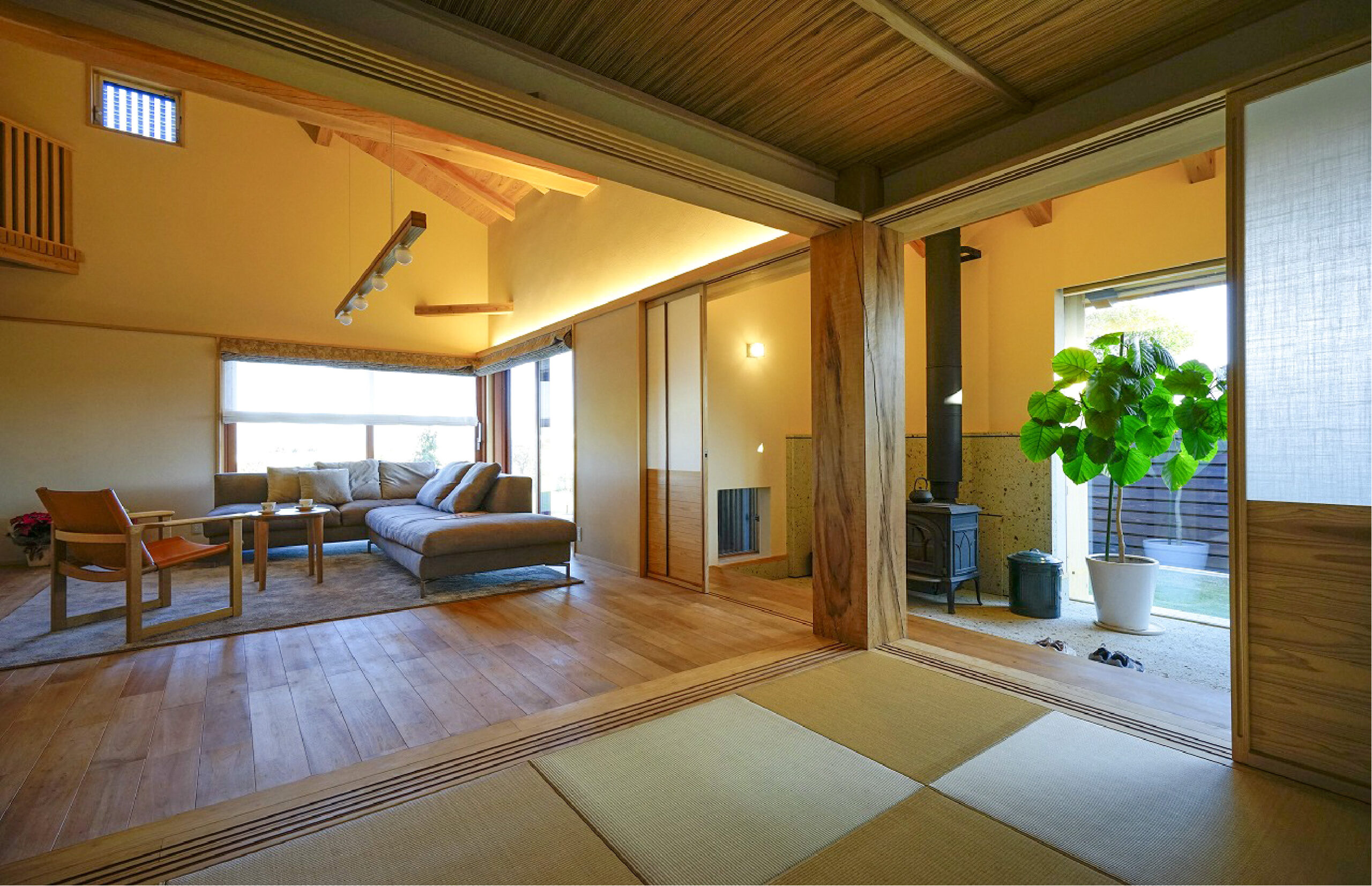 薪ストーブを中心に、玄関・リビング・和室とつながりのある空間がある家なら埼玉県本庄市の小林建設