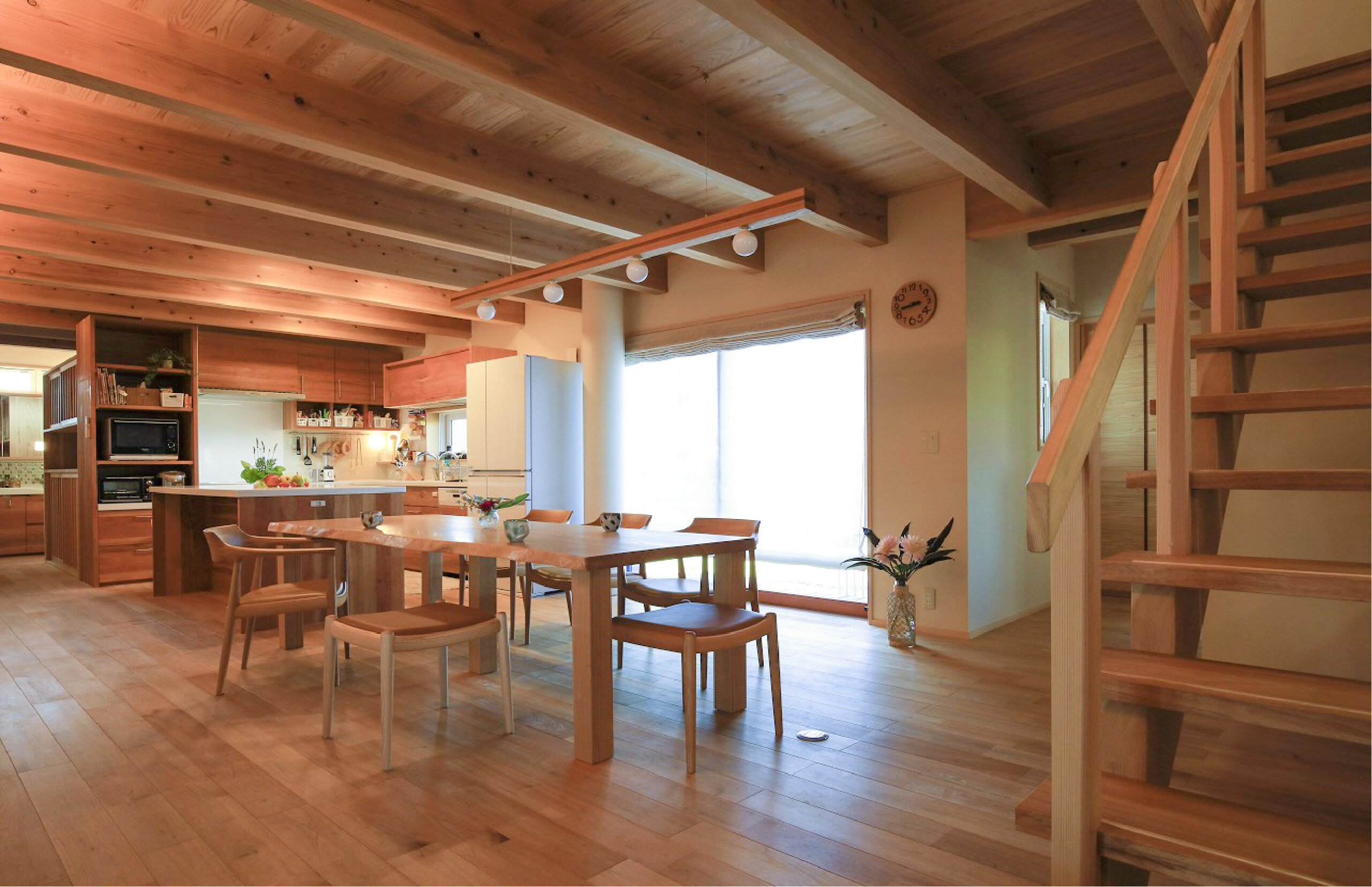 料理の配膳がしやすいキッチンと横並びのダイニングがある木の家なら埼玉県本庄市の小林建設