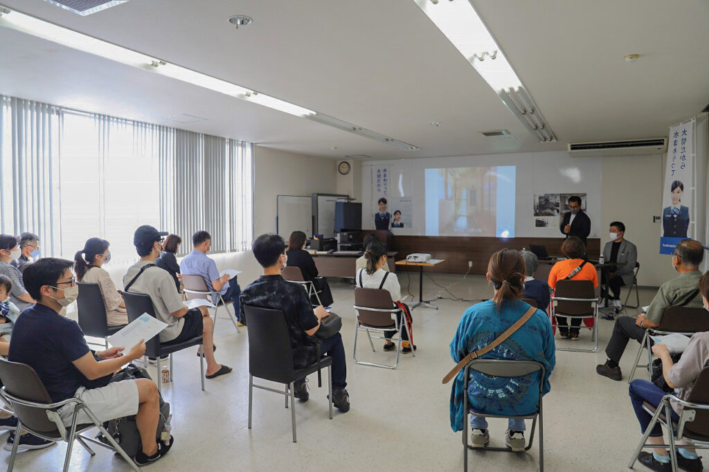 陽の栖小林建設が主催の『水まわり勉強会』にて、水まわりについての考え方などを説明している設計士