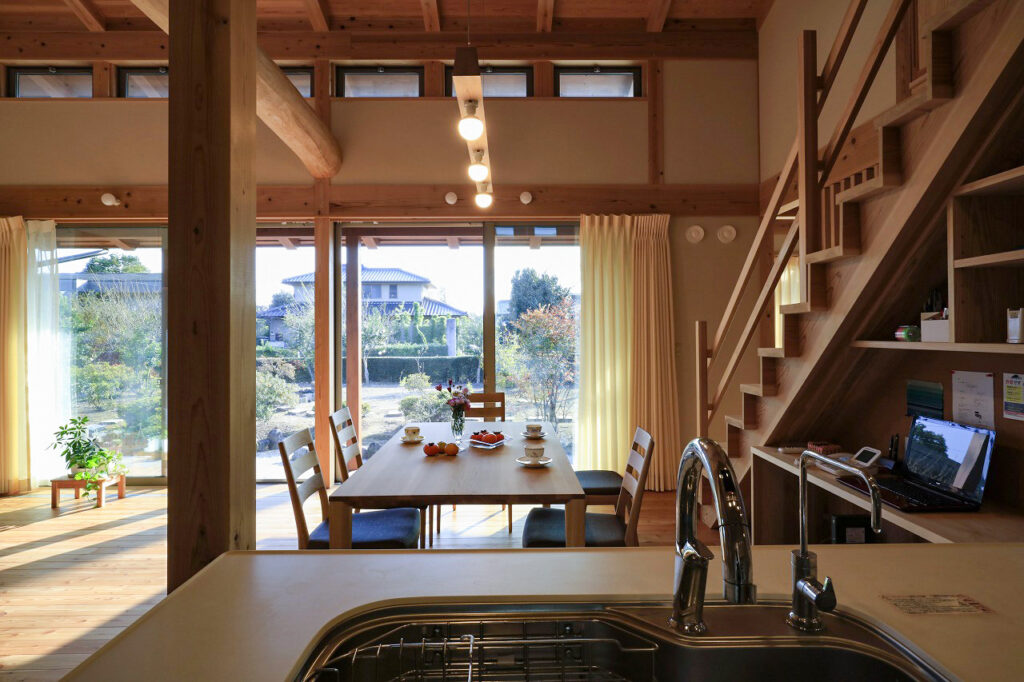 埼玉県本庄市の注文住宅で、陽光に照らされた家族の顔を見ることができるキッチン。
