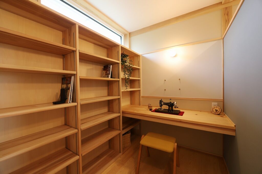 群馬県館林市で完成見学会を開催したお家の書斎スペース写真