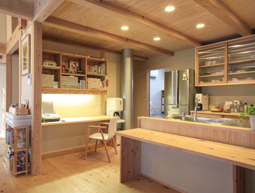 陽の栖小林建設が群馬県高崎市に建てた新築注文住宅の完成見学会のキッチンイメージ写真