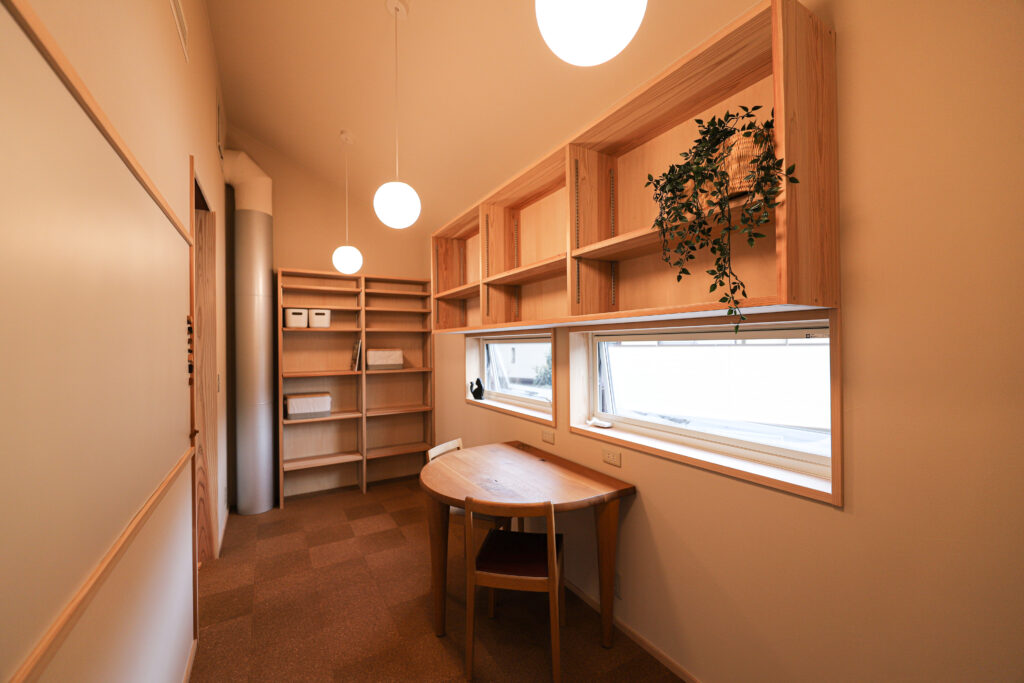 陽の栖小林建設が埼玉県熊谷市に建てた新築注文住宅の完成見学会の書斎の写真