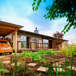 群馬県太田市で建てた、木の家に合わせてガレージをデザインした木組みの平屋