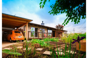 群馬県太田市で建てた、木の家に合わせてガレージをデザインした木組みの平屋