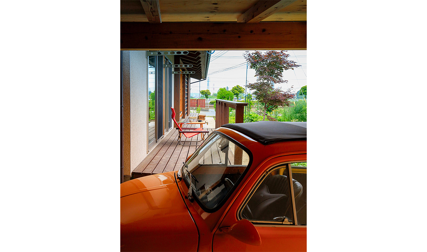 群馬県太田市で建てた、ウッドデッキから愛車を眺められる平屋