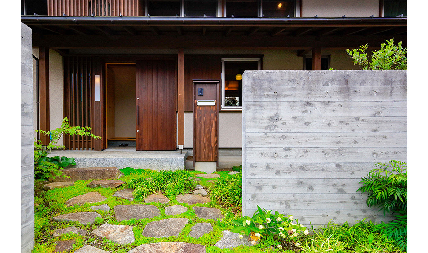 群馬県太田市で建てた、杉板型枠の塀で玄関廻りを目隠しした平屋