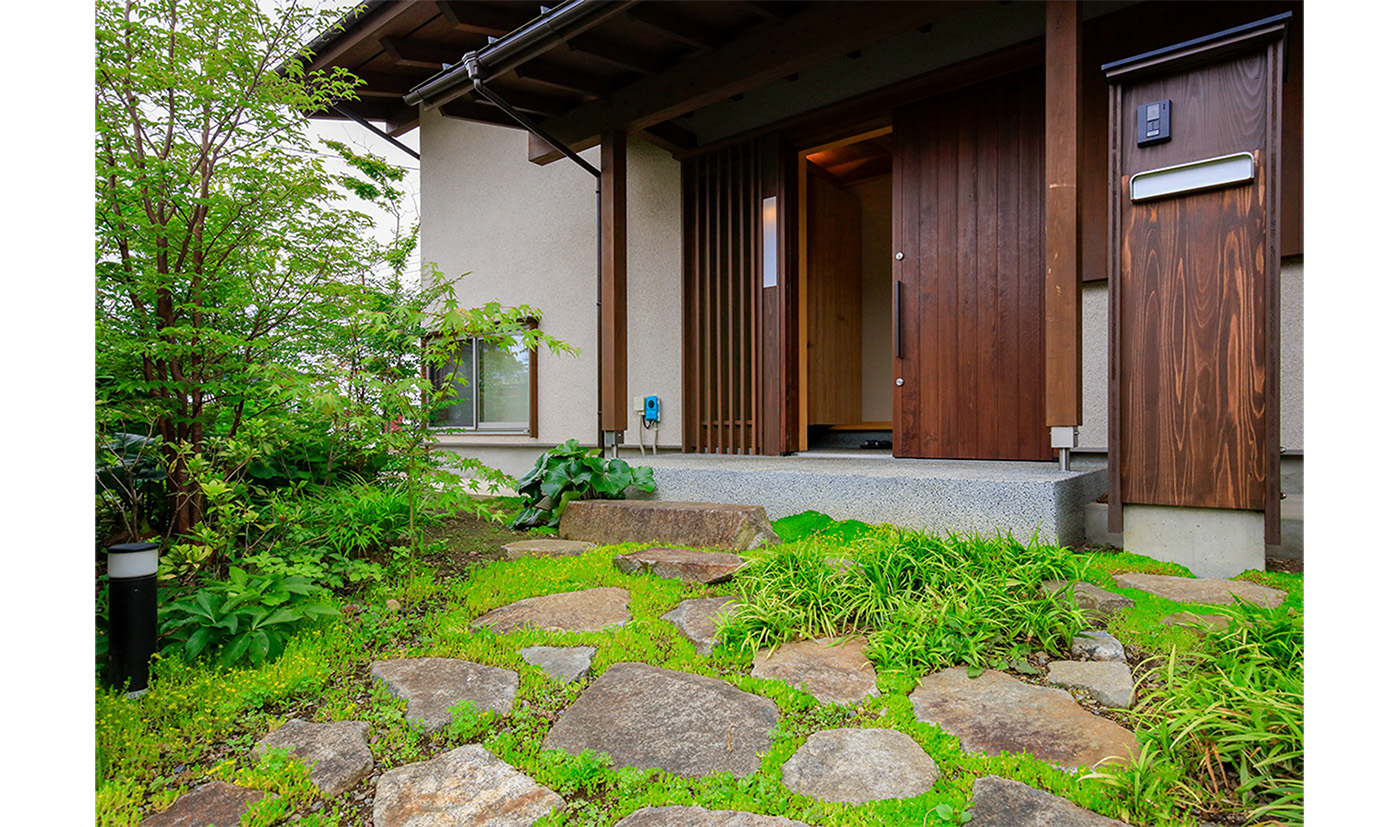 群馬県太田市で建てた、玄関アプローチを飛び石でデザインした木組みの平屋