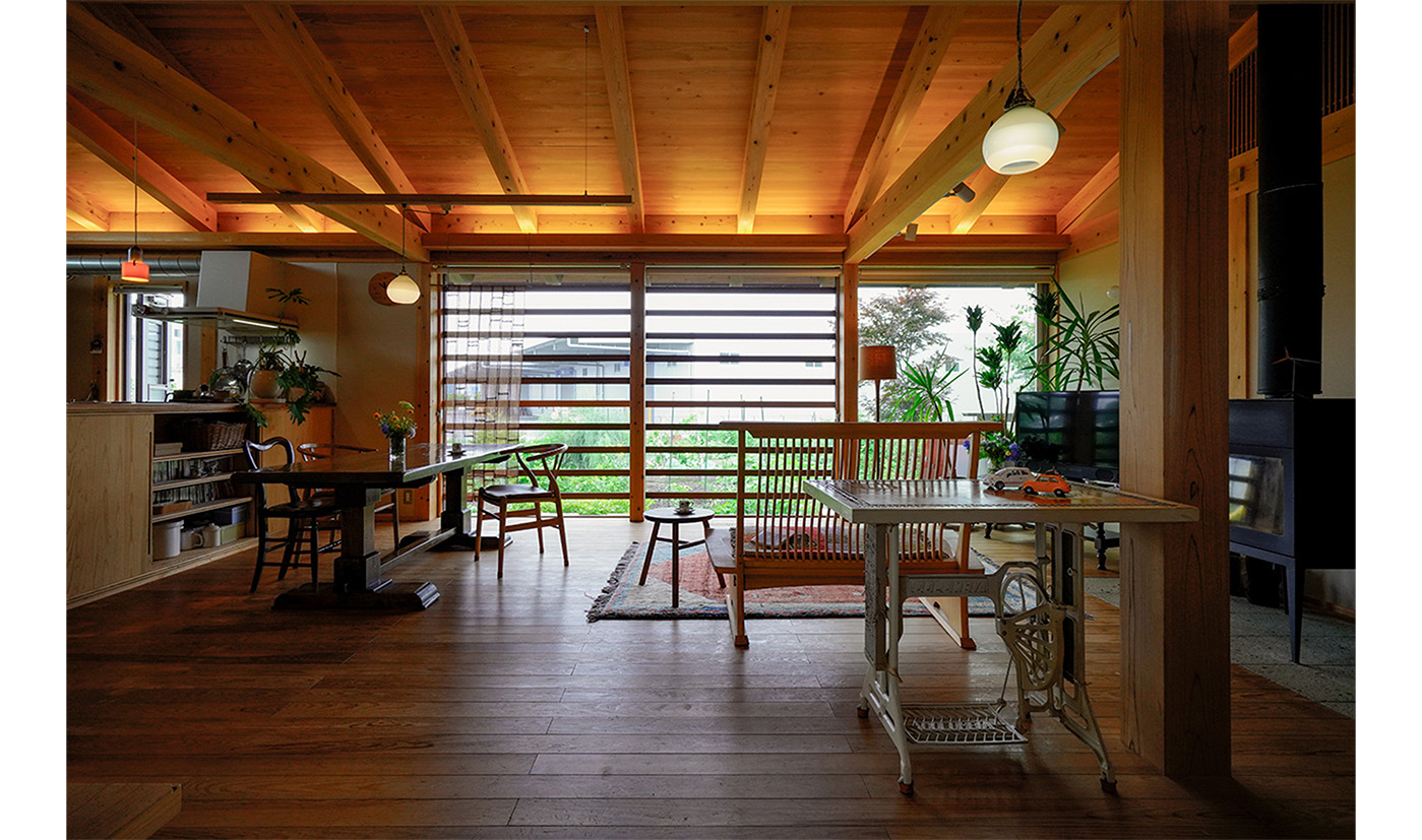 群馬県太田市で建てた、 リビング・ダイニングどちらからもお庭を楽しめる大きな窓のある平屋