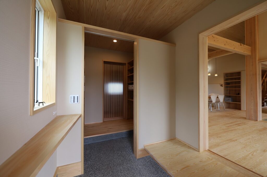 陽の栖小林建設が群馬県富岡市に建てた新築注文住宅の完成見学会の玄関写真