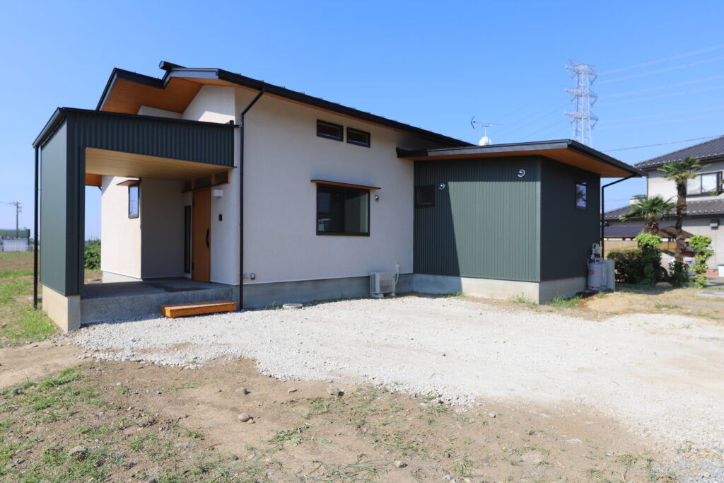 陽の栖小林建設が群馬県太田市新田嘉祢町に建てた新築注文住宅の外観写真