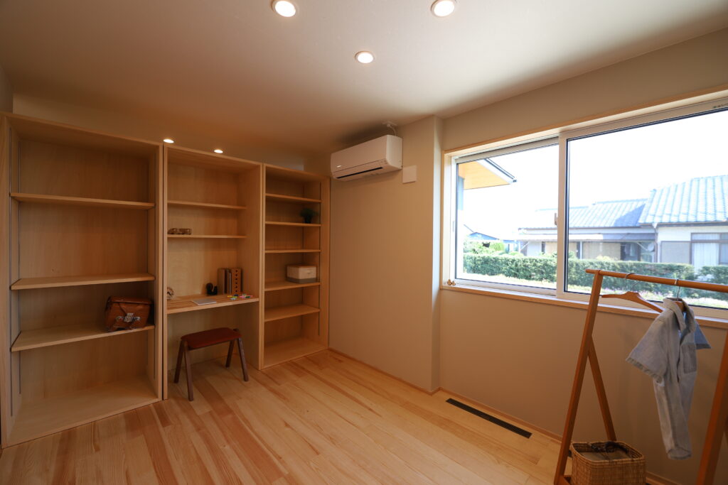 陽の栖小林建設が群馬県太田市新田嘉祢町に建てた新築注文住宅の子供部屋の写真