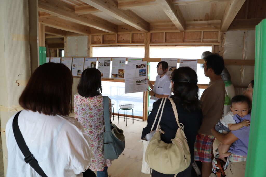 埼玉県本庄市児玉町で工事中見学会を開催し、設計士が家づくりについて説明しました。