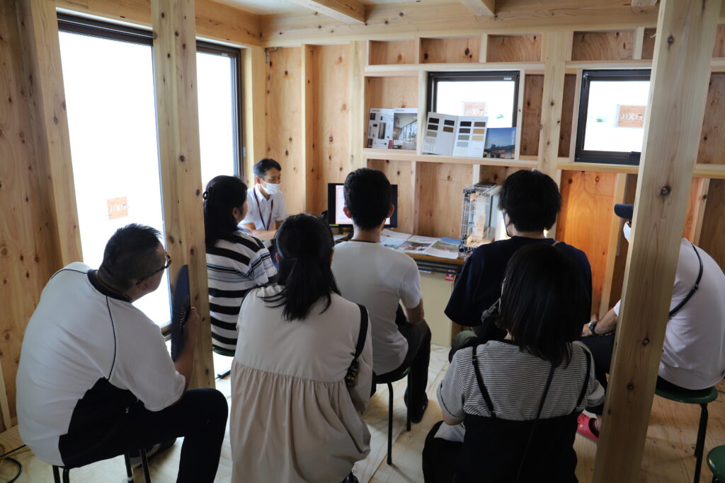 埼玉県本庄市児玉町で工事中見学会を開催し、業者からサッシについてご説明して頂きました。