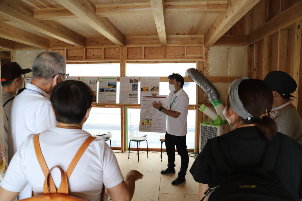 埼玉県本庄市児玉町で工事中見学会を開催し、設計士が性能について説明しました。