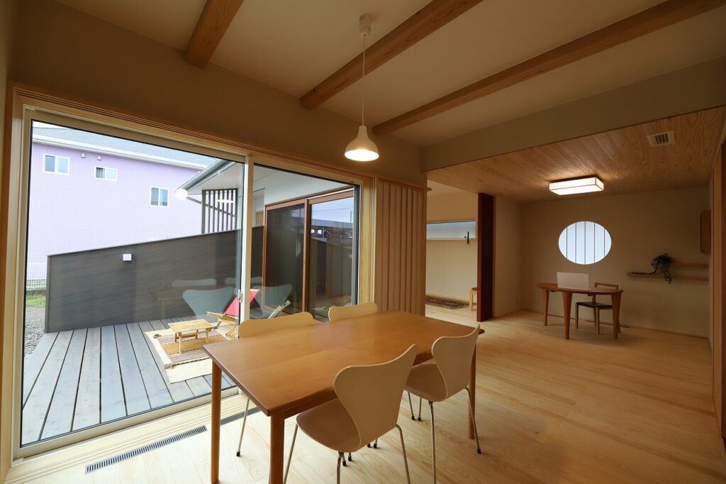 陽の栖小林建設が埼玉県児玉郡上里町に建てた新築注文住宅の完成見学会のダイニングの写真