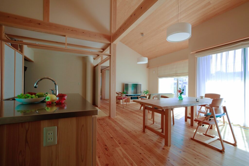 陽の栖小林建設が群馬県高崎市に建てた新築注文住宅のダイニングイメージ写真