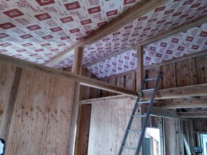 天井の断熱材を施工