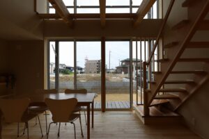 陽の栖小林建設が埼玉県鴻巣市に建てた新築注文住宅の内観正面の写真