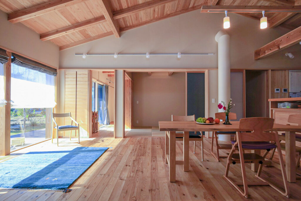陽の栖小林建設が群馬県伊勢崎市に建てた新築注文住宅の完成見学会のリビングイメージ写真