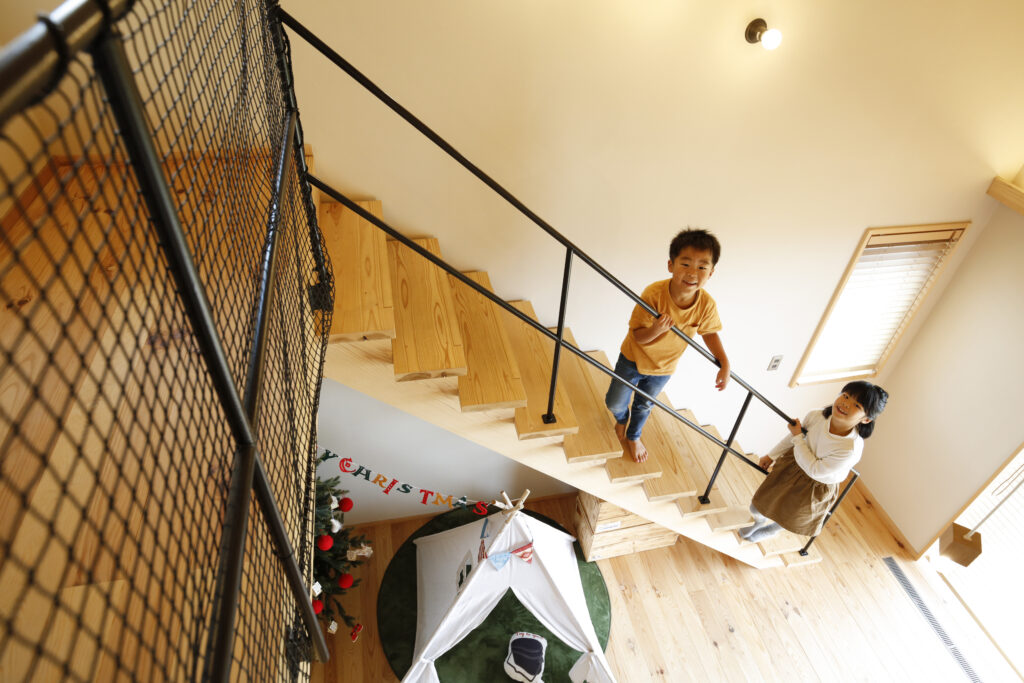 陽の栖小林建設が埼玉県深谷市に建てた新築注文住宅の階段イメージ写真