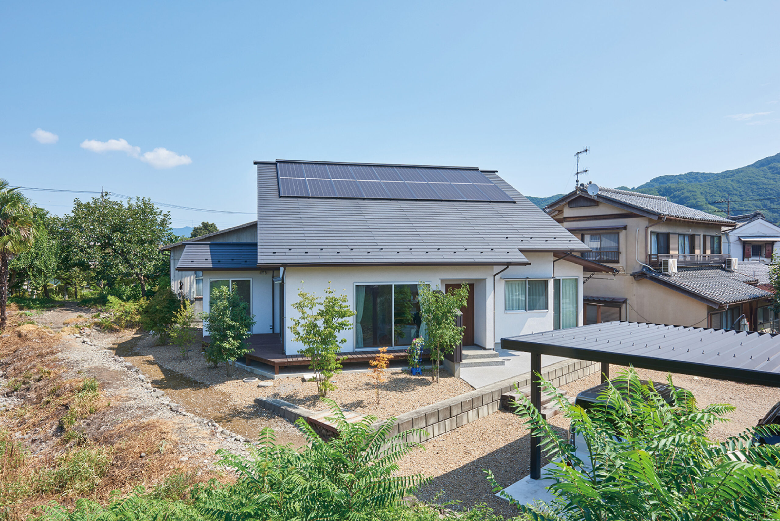 埼玉県秩父郡皆野町に建てた、平屋にも見える大屋根の家
