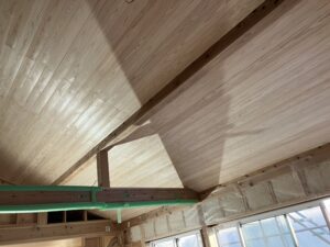 天井に杉板を施工