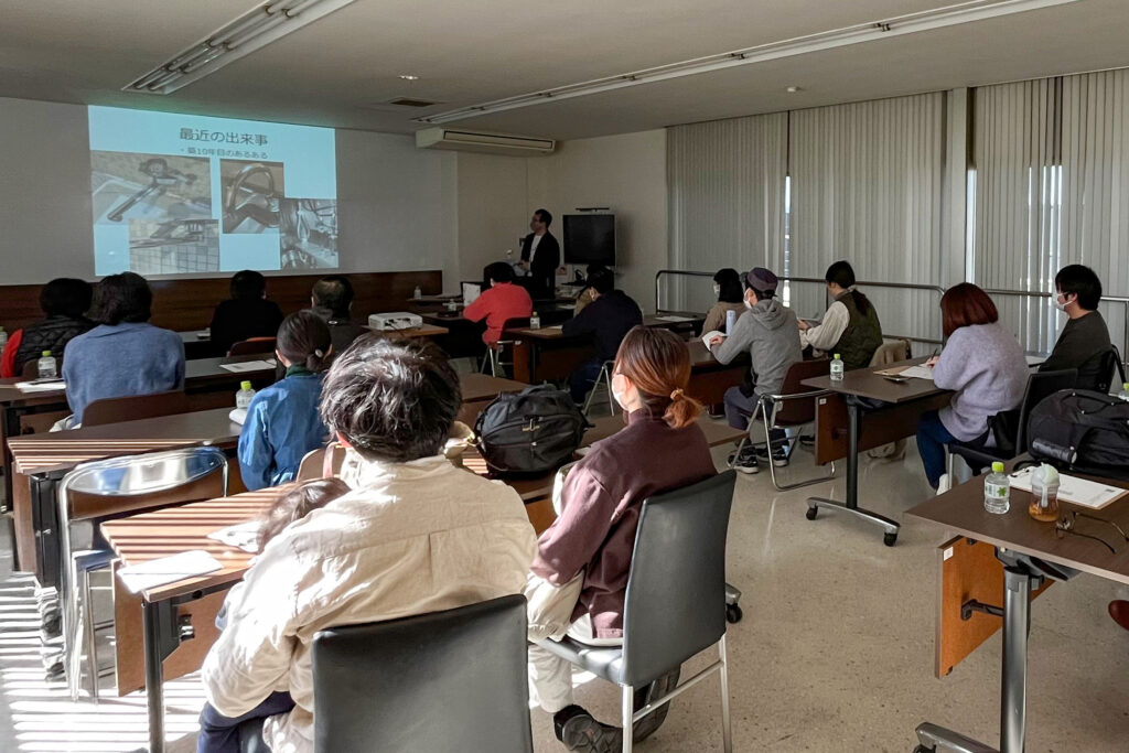 陽の栖小林建設が主催の『水まわり勉強会』にて、水まわりについての考え方などを説明している設計士