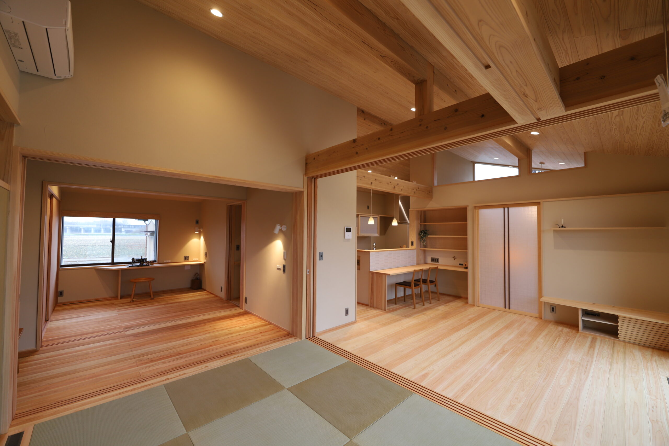 埼玉県鴻巣市に建てた新築注文住宅の自然素材・木の家の完成見学会を開催しました｜二世帯住宅の親世帯側内観写真