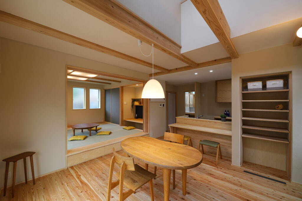 陽の栖小林建設が埼玉県熊谷市に建てた新築注文住宅の完成写真｜小上り畳のリビングとダイニング
