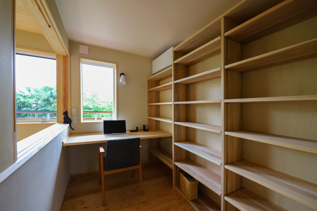 陽の栖小林建設が埼玉県熊谷市に建てた新築注文住宅の完成写真｜２階の書斎
