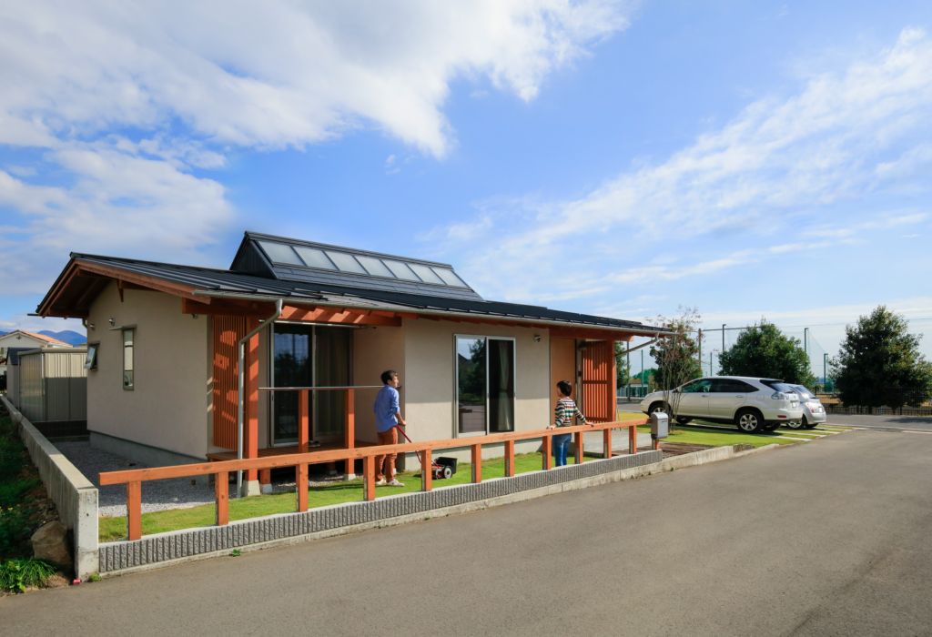 群馬県高崎市に建つOMソーラー搭載型の平屋