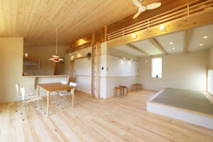 陽の栖小林建設が埼玉県寄居町に建てた新築注文住宅の完成写真｜リビングダイニング