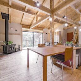 街中に建て替えた薪ストーブがある平屋の二世帯住宅