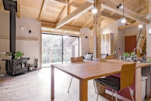 街中に建て替えた薪ストーブがある平屋の二世帯住宅