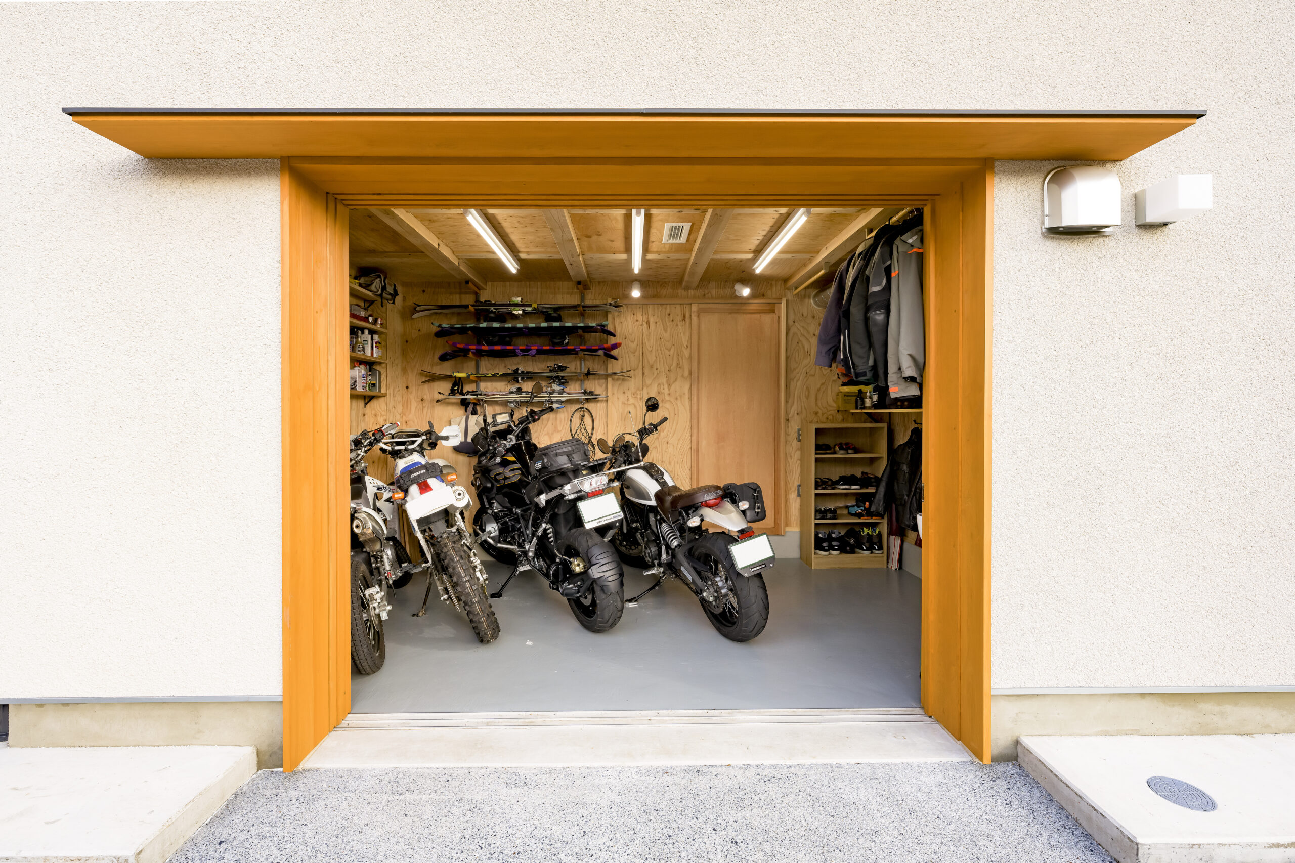 7.5帖のバイクガレージには、趣味のスノーボードもキレイに収納