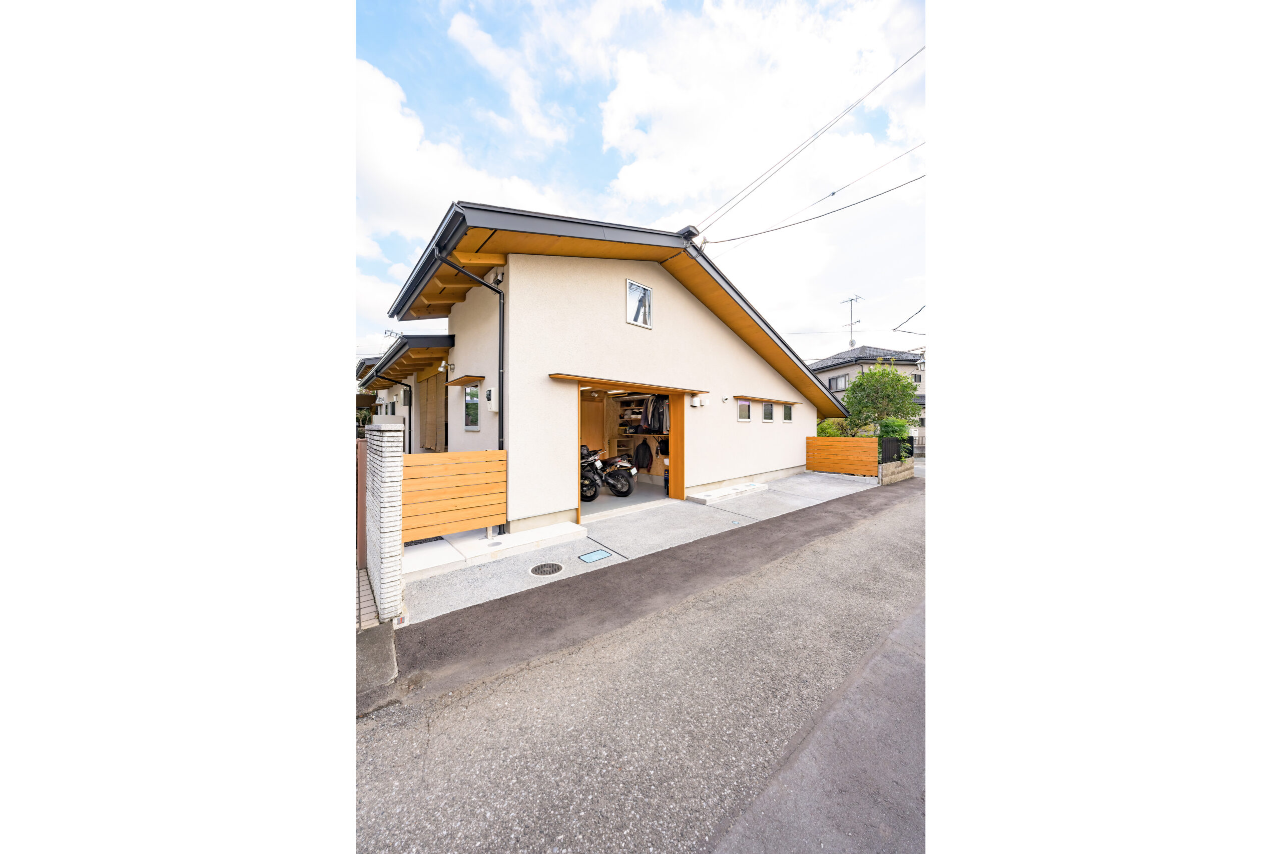 横から見てもオシャレな”への字”の大屋根