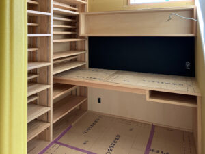 書斎の壁にガルバリウムを施工しました