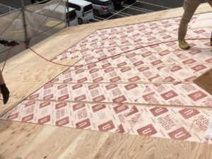 屋根部分の断熱工事を進めました
