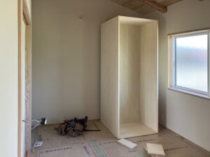 大工さんは可動家具の組立作業をしています