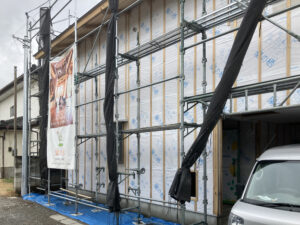 外部胴縁工事を進めています