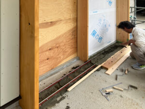 造作玄関の建具レールを設置しました