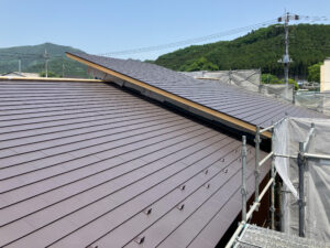 屋根葺きを行いました