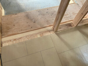 １階の床板を施工しています