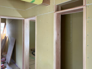 建具枠を取り付けています